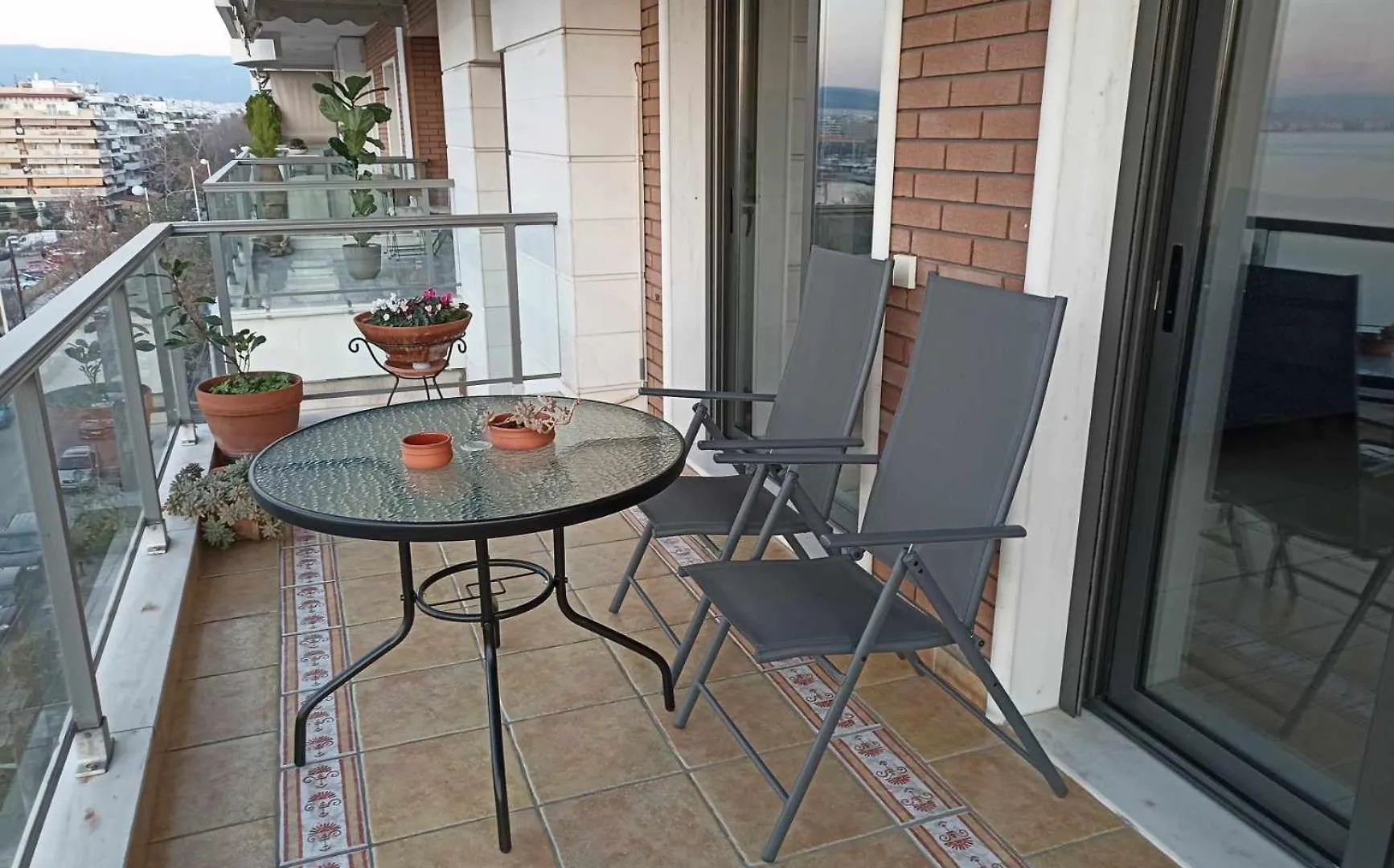 Seafront Family Apartment & Free Parking, The Cruiseflat 테살로니키 0*,  그리스